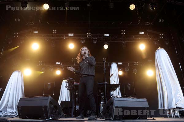 FLAVIEN BERGER - 2019-07-06 - HEROUVILLE SAINT CLAIR - Chateau de Beauregard - Scene John - 